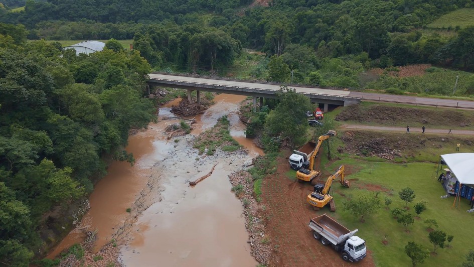 Desassoreamento do Arroio Pedrinho Bento Gonçalvez RS JAN 2025