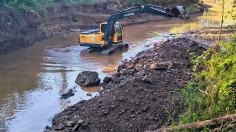 Desassorear RS programa do governo máquina trabalha desassoreamento arroio Maratá Vale do Caí foto prefeitura de maratá