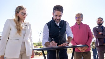 Eduardo Leite formaliza in&iacute;cio de obra em loteamento de Eldorado do Sul que ter&aacute; 464 casas definitivas